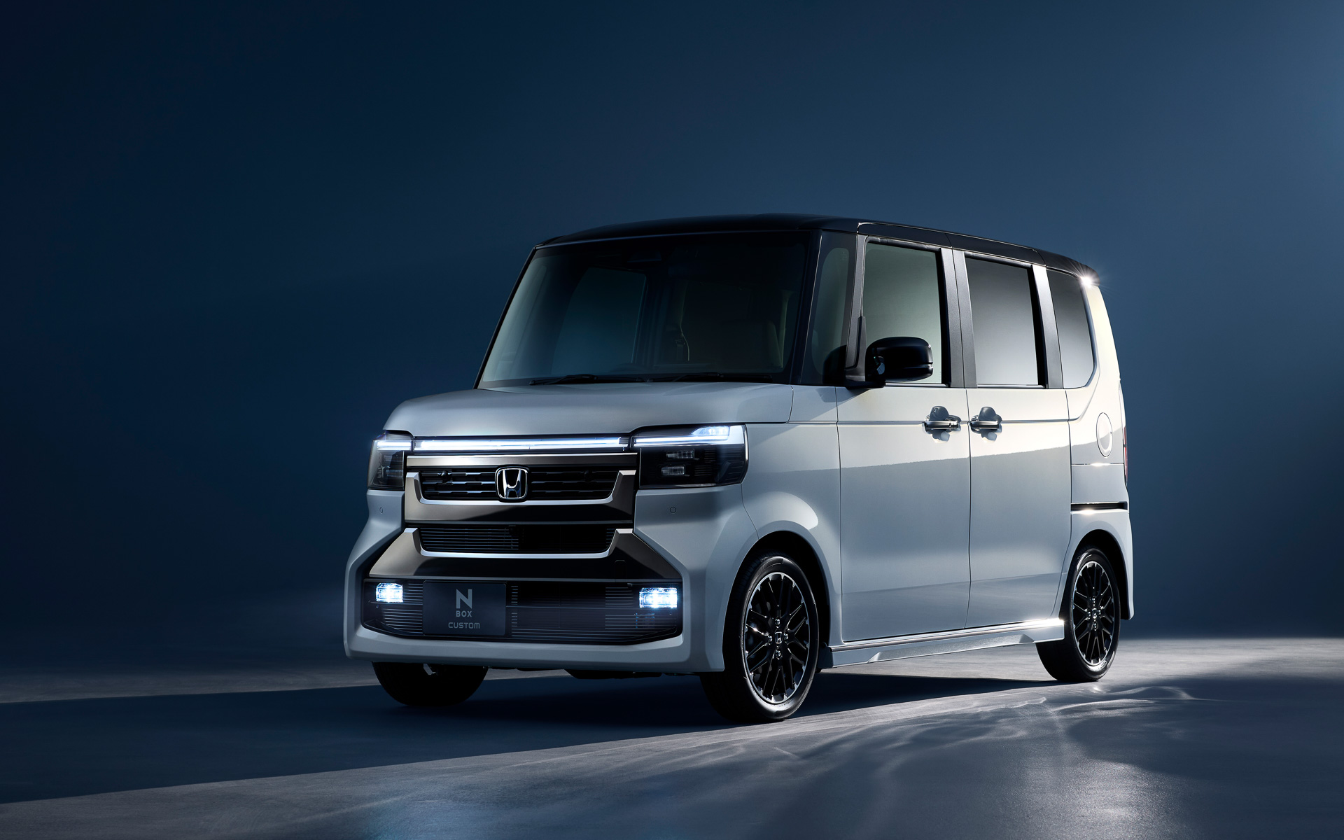 ホンダ、「N-BOX」改良モデルを先行公開 カスタムのフロントフェイスを迫力あるデザインに