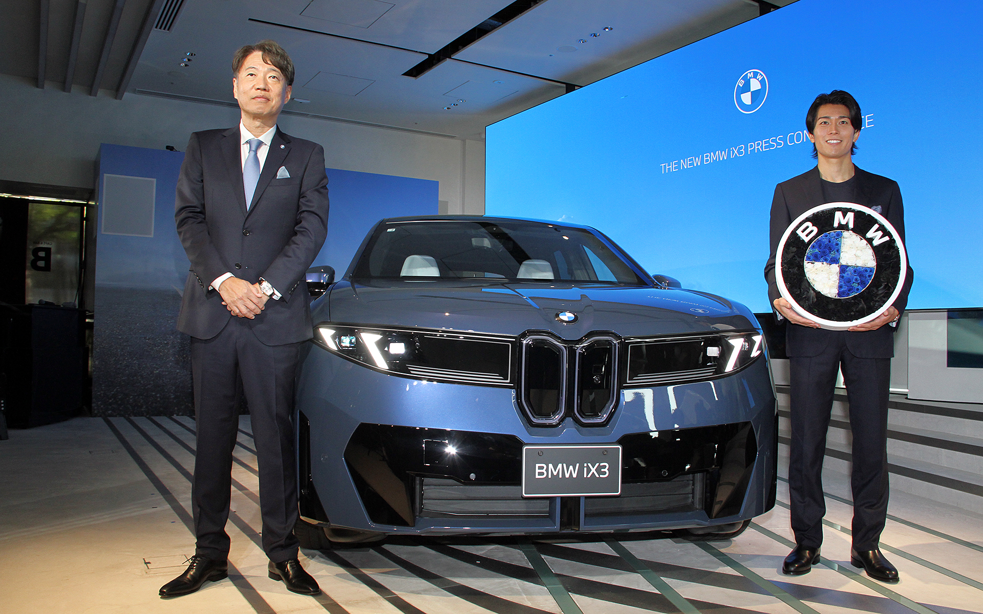 BMW、新型「iX3」発表会 サッカー日本代表の中村敬斗選手が登場 - Car