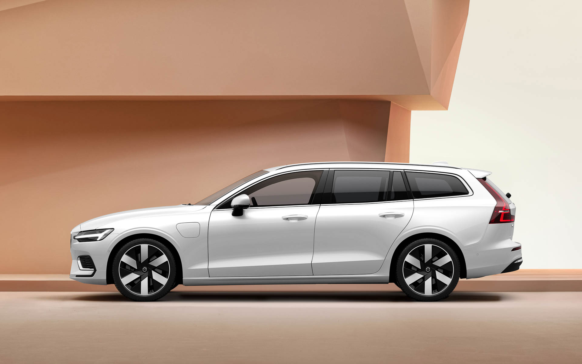 ボルボ、「V60」にエントリーモデル「Core B4」新設定 2種の特別仕様車