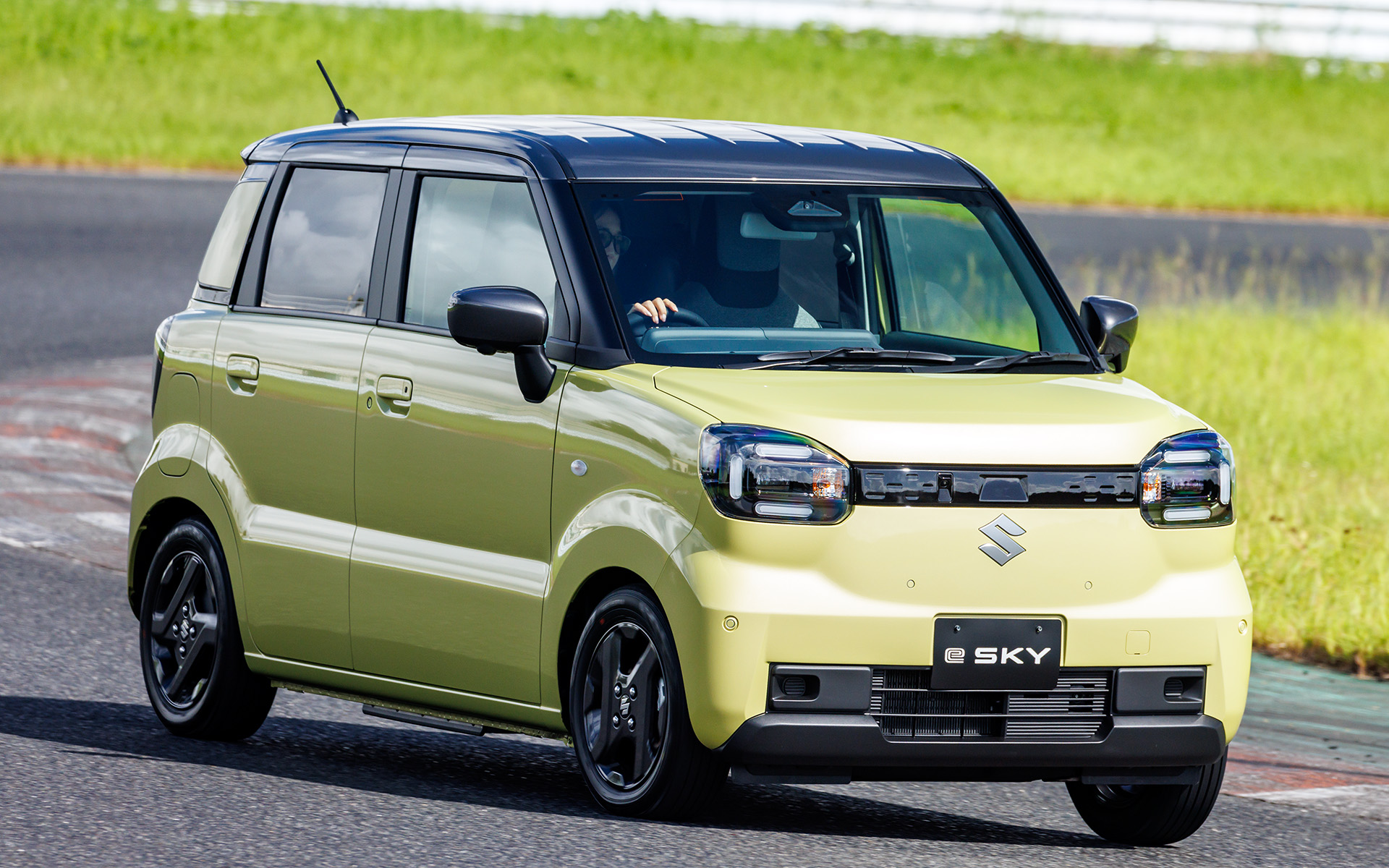 スズキから新型軽EV「e SKY」が2026年秋に登場！ プロトタイプをいち早く試乗してきた