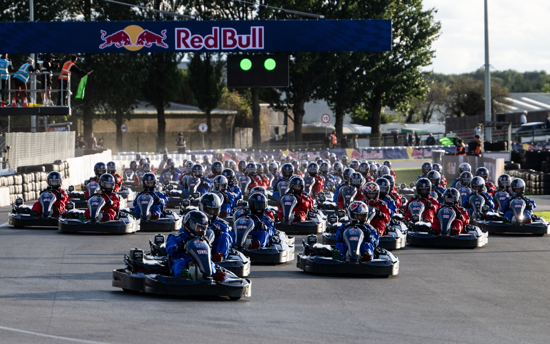レッドブル、F1ドライバーのマックス・フェルスタッペン選手が100人と