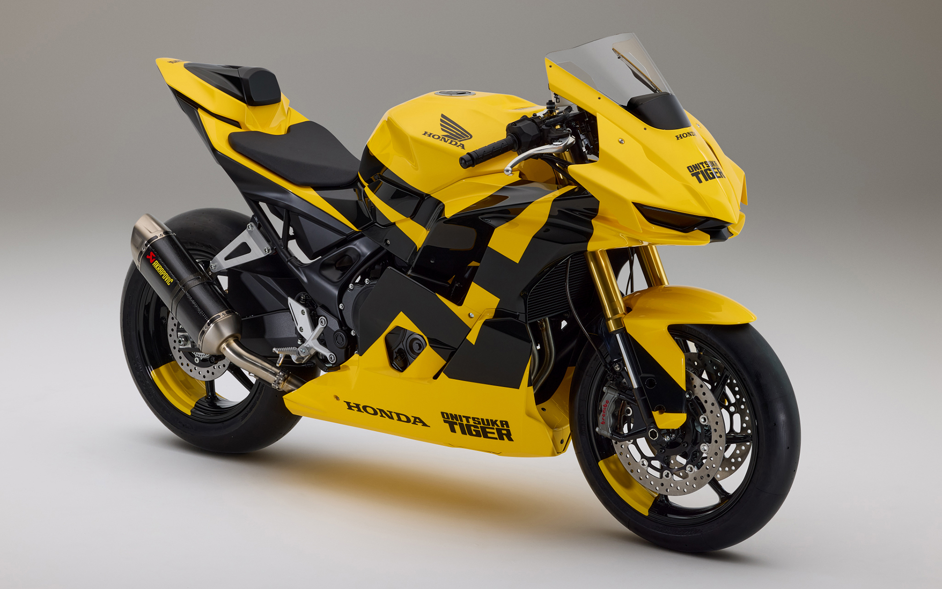 ホンダとオニツカタイガー、二輪車のコラボモデル「オニツカ・タイガー・ホンダ・ミッド・スポーツ・コンセプト」世界初公開
